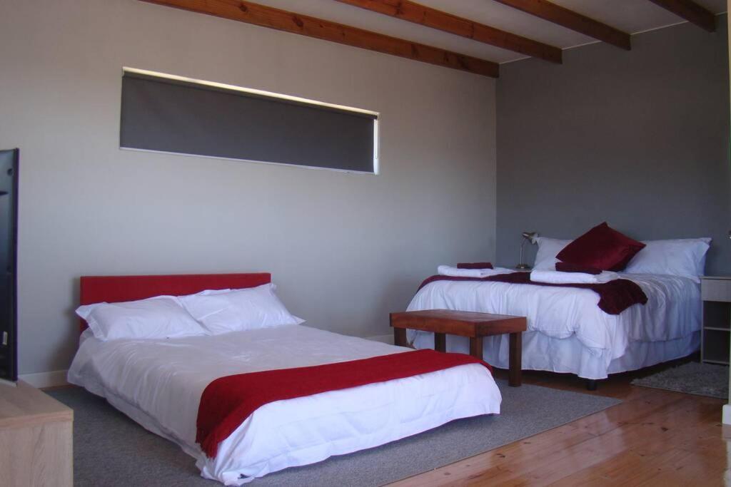 Suite Ruby Tuesday - Capri Crawley Buitenkant foto